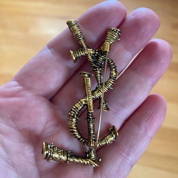 Classic Brooch - Picture 9 of 12